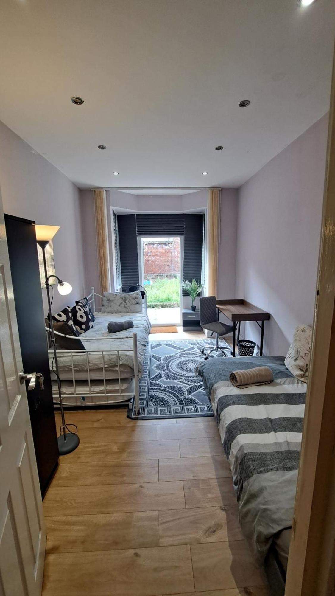 Comfy Fenia Stay London Ngoại thất bức ảnh